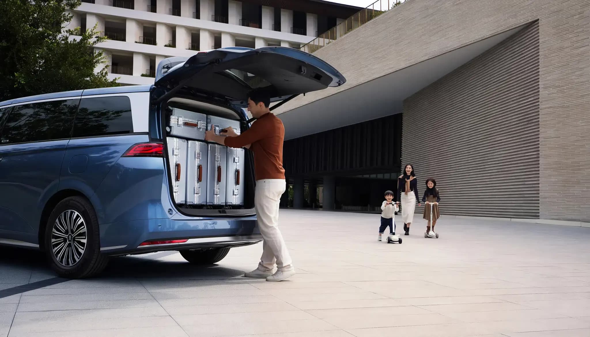 BYD M9 nhìn từ bên hông với thiết kế MPV cao cấp và hiện đại