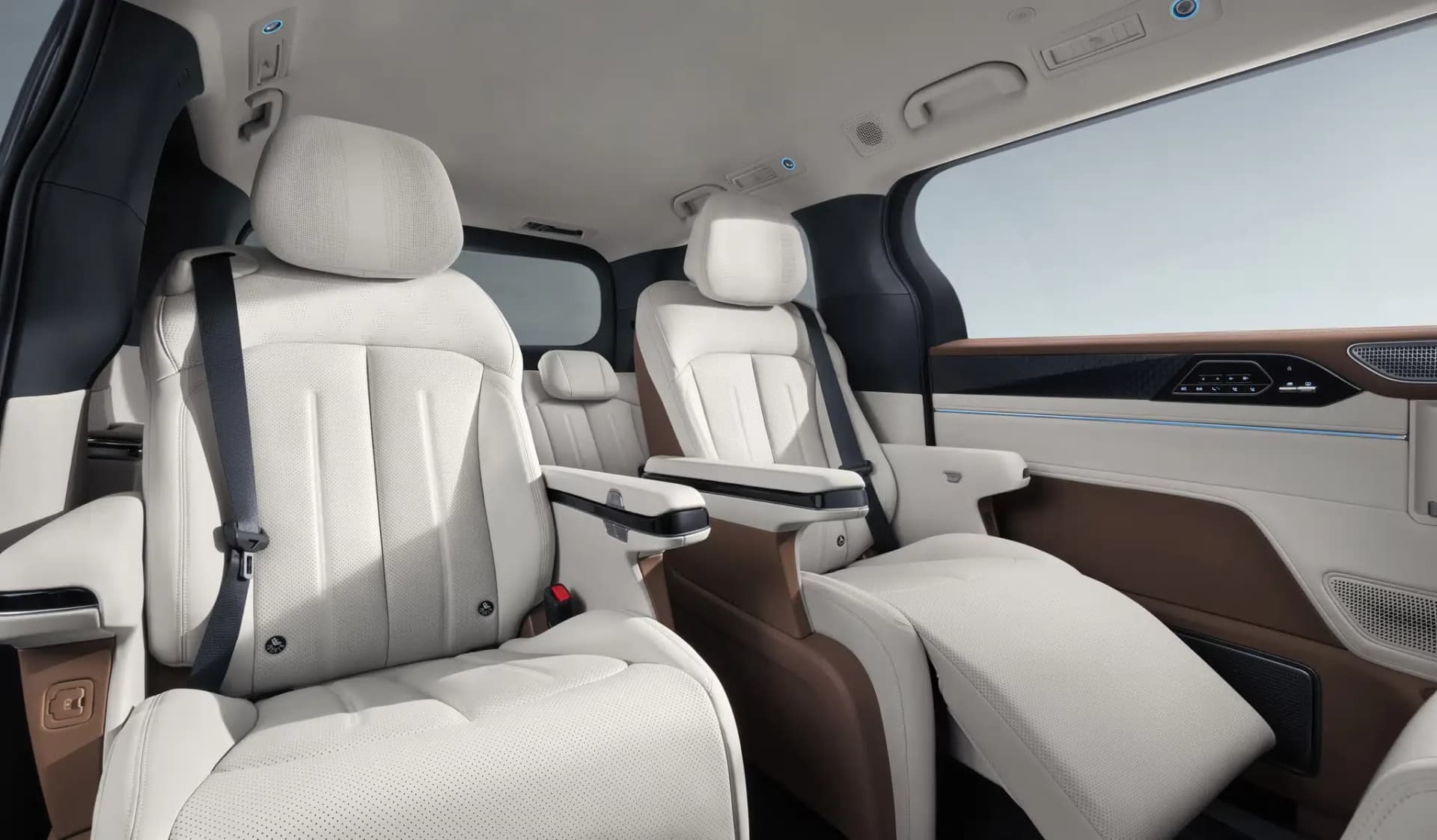 Nội thất BYD M9 màu Nâu / Kem góc nhìn 1 tại BYD Long Biên
