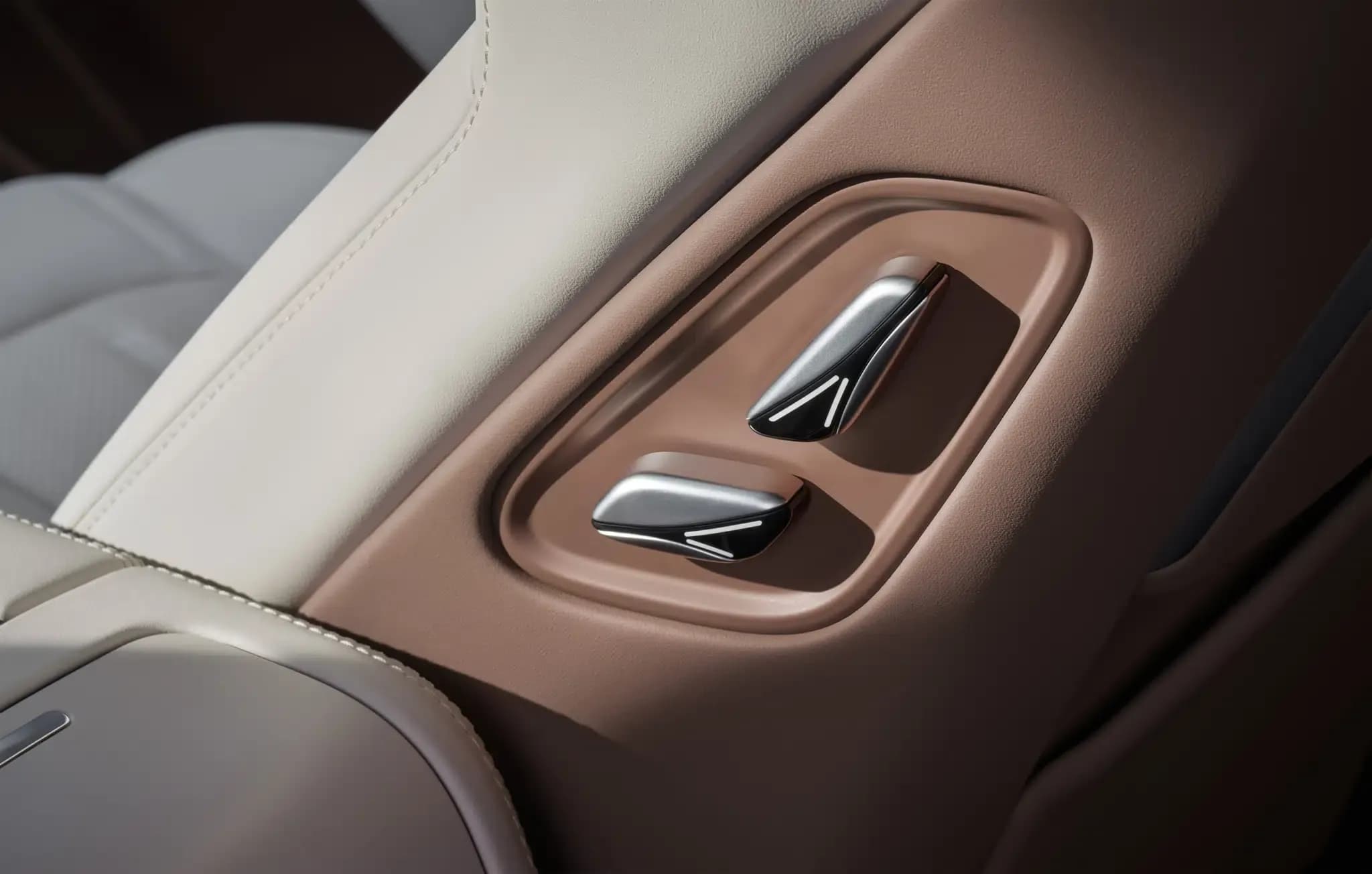 Khoang lái BYD M9 với vô lăng và bảng đồng hồ hiện đại