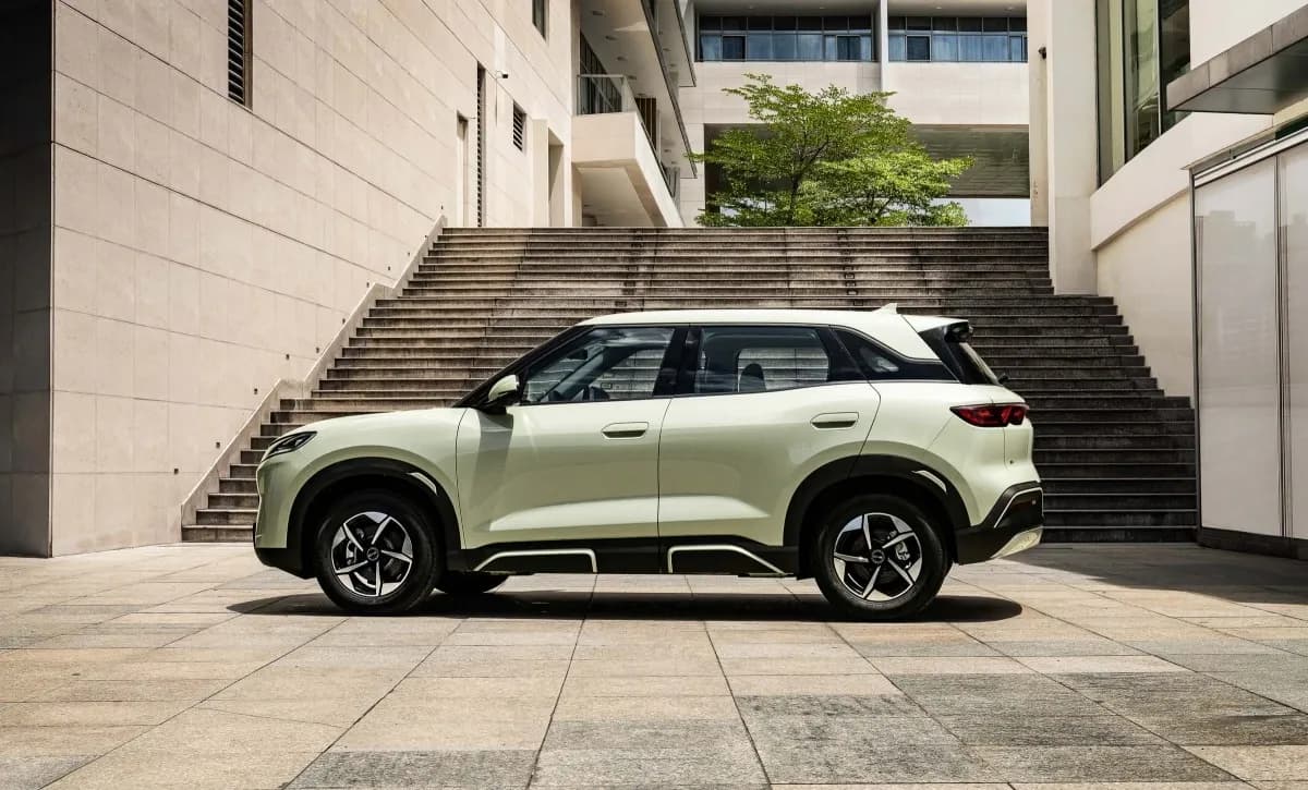 BYD Atto 2 nhìn ngang với kiểu dáng SUV điện nhỏ gọn cho đô thị