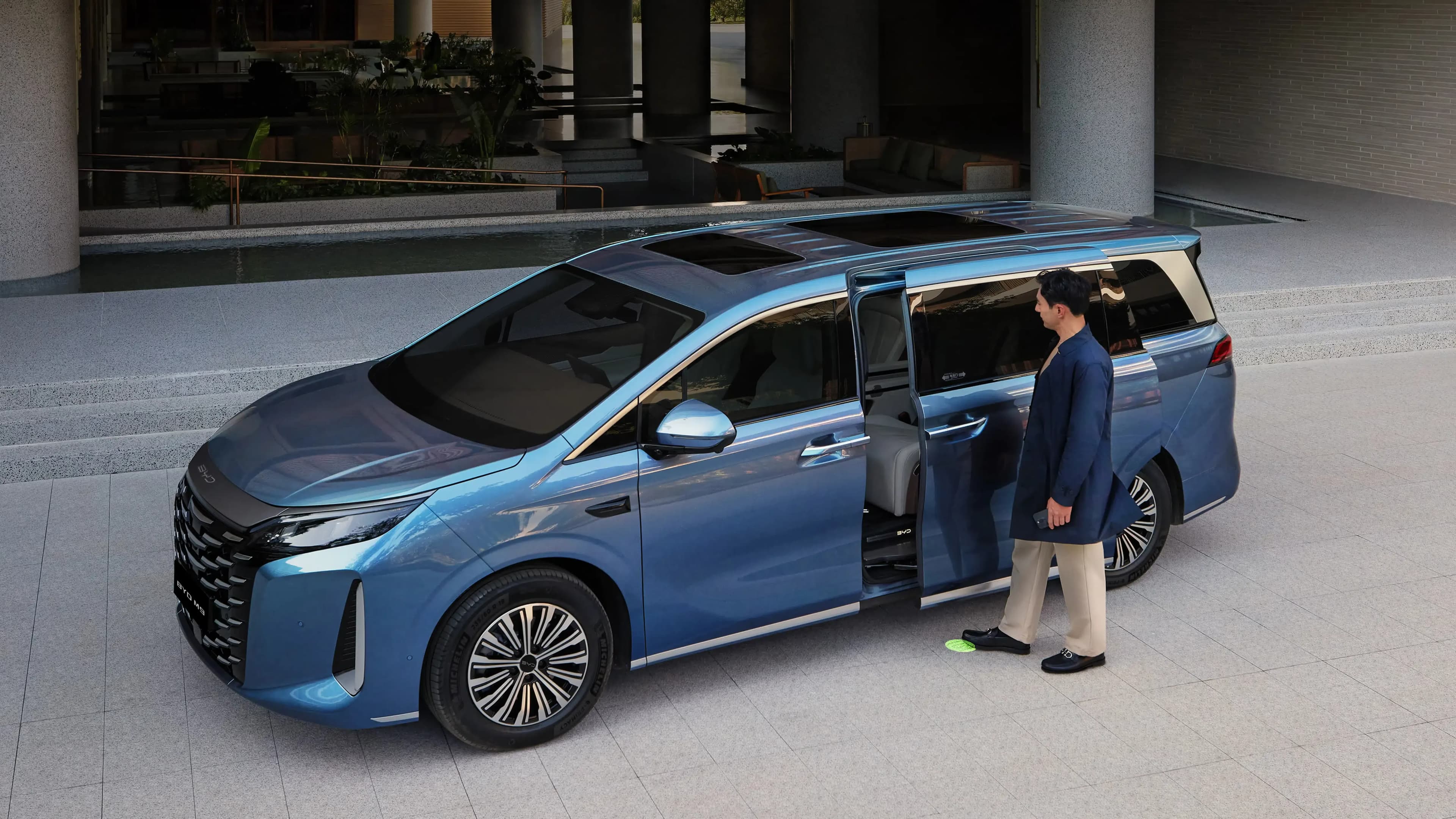 BYD M9 Plug-in Hybrid vận hành êm ái trên đường tại Hà Nội