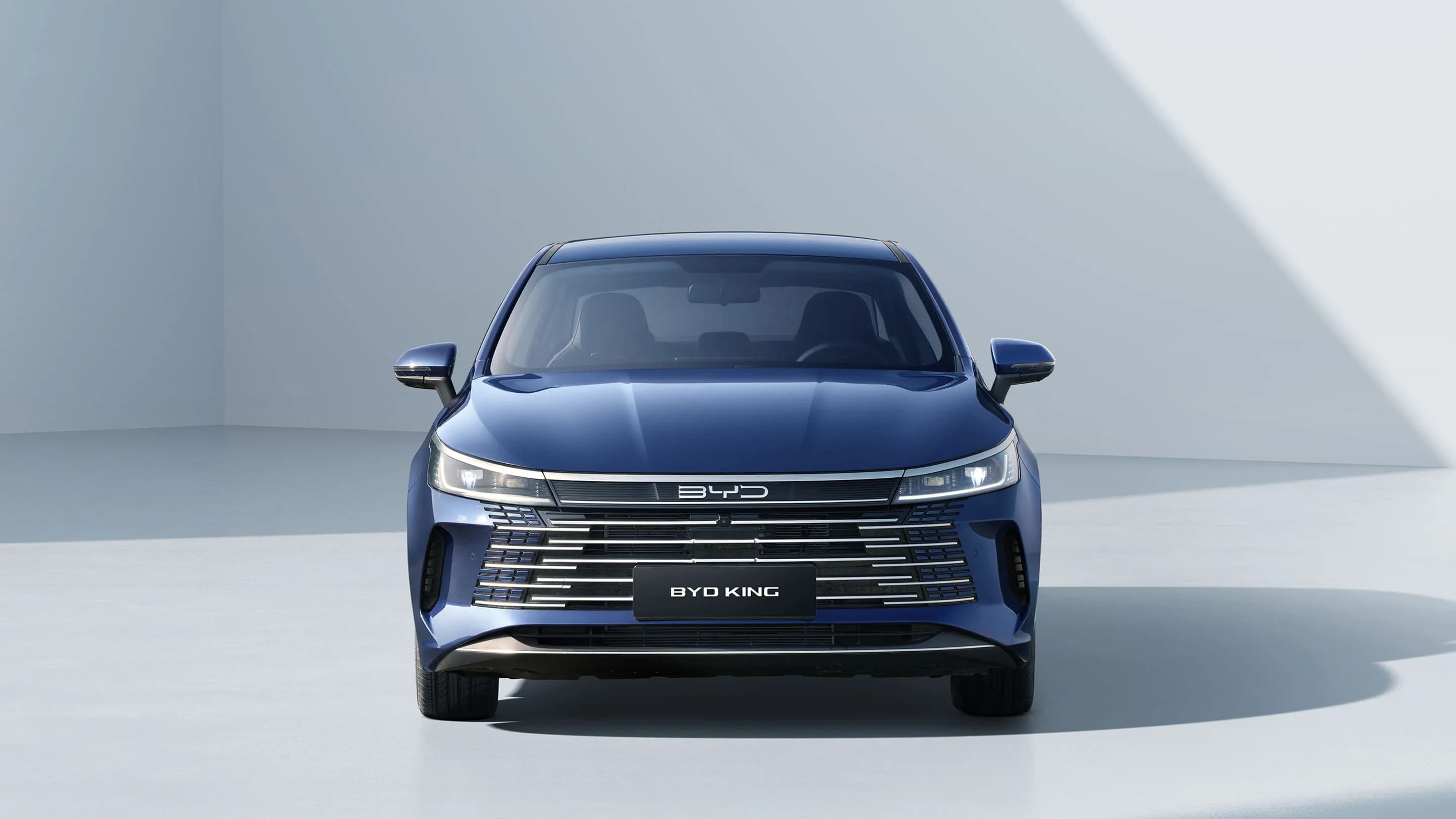 BYD Seal 5 ngoại thất phía trước với thiết kế sedan DM-i hiện đại