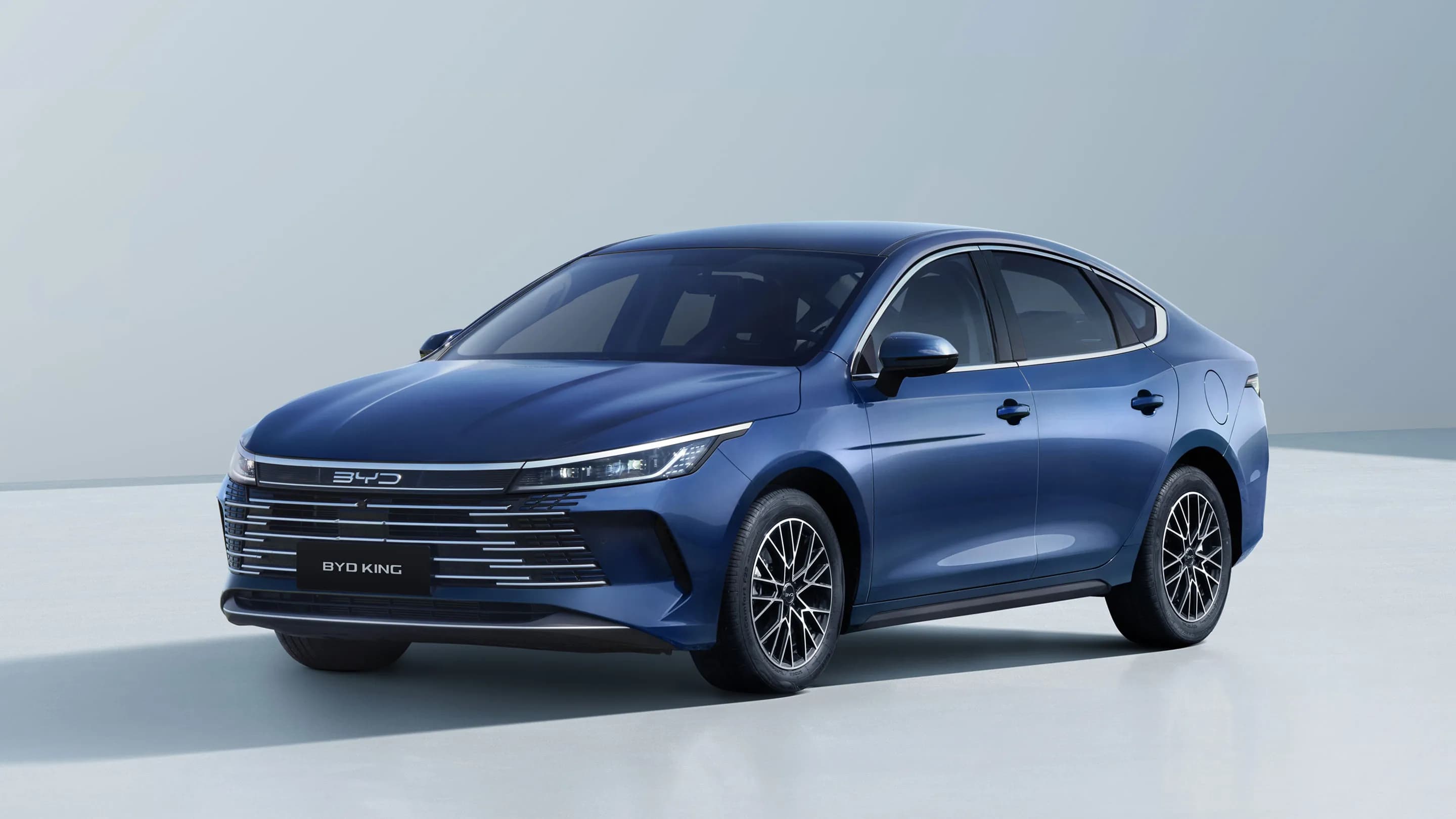 BYD Seal 5 nhìn ngang với kiểu dáng sedan thể thao và thanh lịch