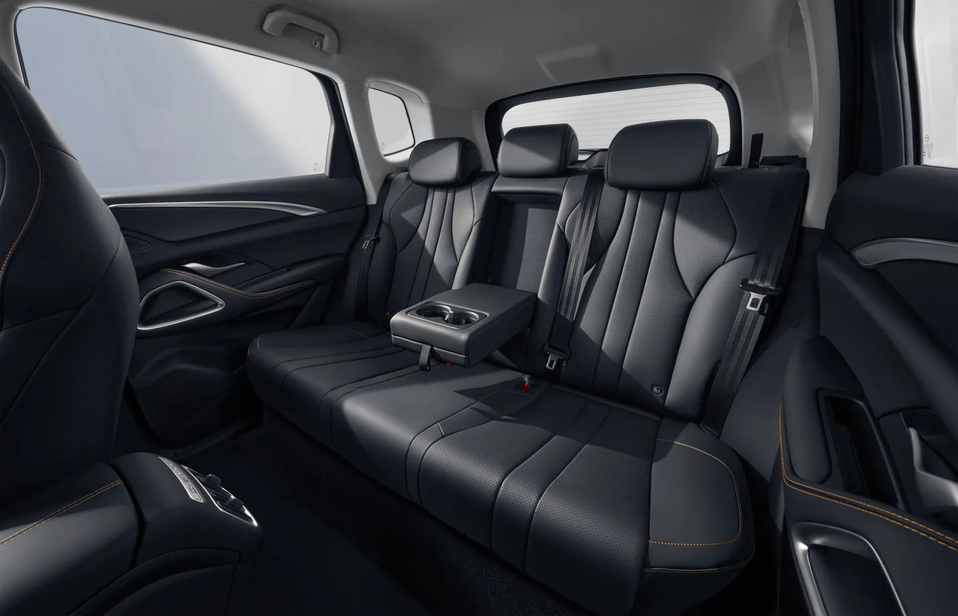 Không gian chứa đồ linh hoạt trên BYD Sealion 5 với hàng ghế sau gập được