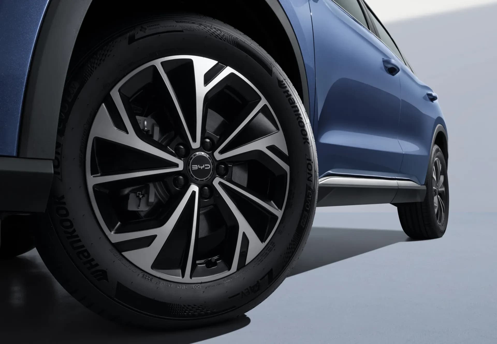 Mâm hợp kim 18 inch hai tông màu trên BYD Sealion 5