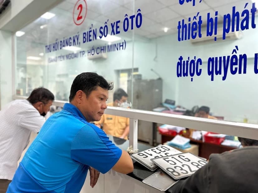 Lệ phí cấp biển số ô tô tại Hà Nội, TP.HCM giảm còn 14 triệu đồng