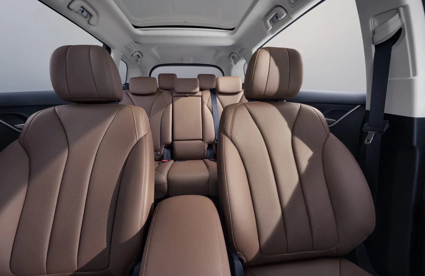 Không gian 7 chỗ rộng rãi trên BYD M6 MPV điện dành cho gia đình
