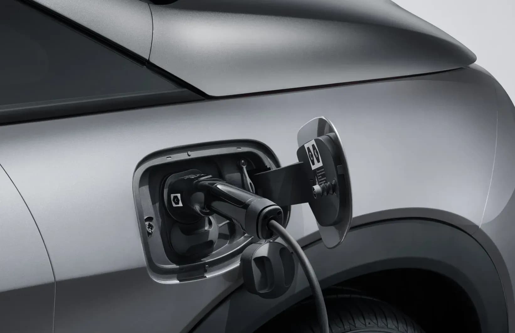BYD Dolphin hỗ trợ sạc điện tại nhà với bộ sạc AC tiện lợi