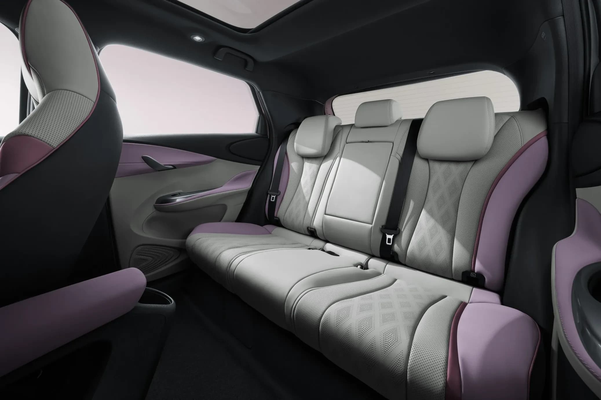 Không gian để chân rộng rãi trong khoang nội thất BYD Dolphin