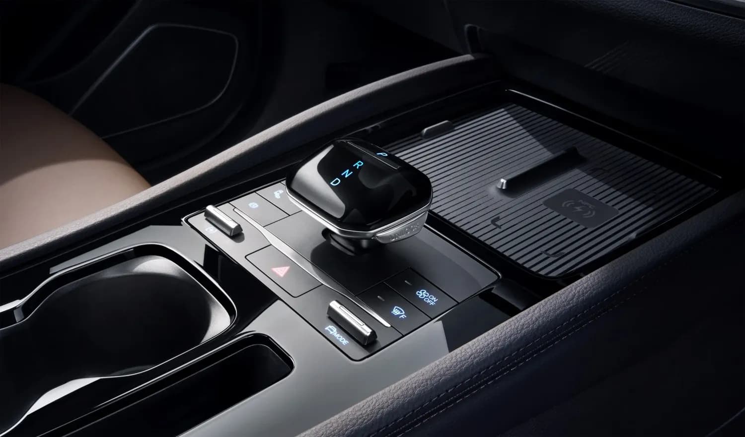 Cần số điện tử hiện đại trong khoang lái BYD M6