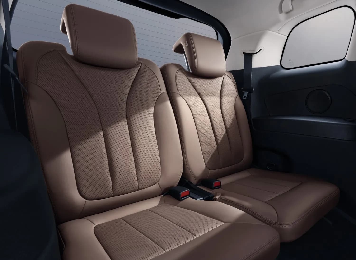 Nội thất BYD M6 Black Brown phù hợp với các màu ngoại thất