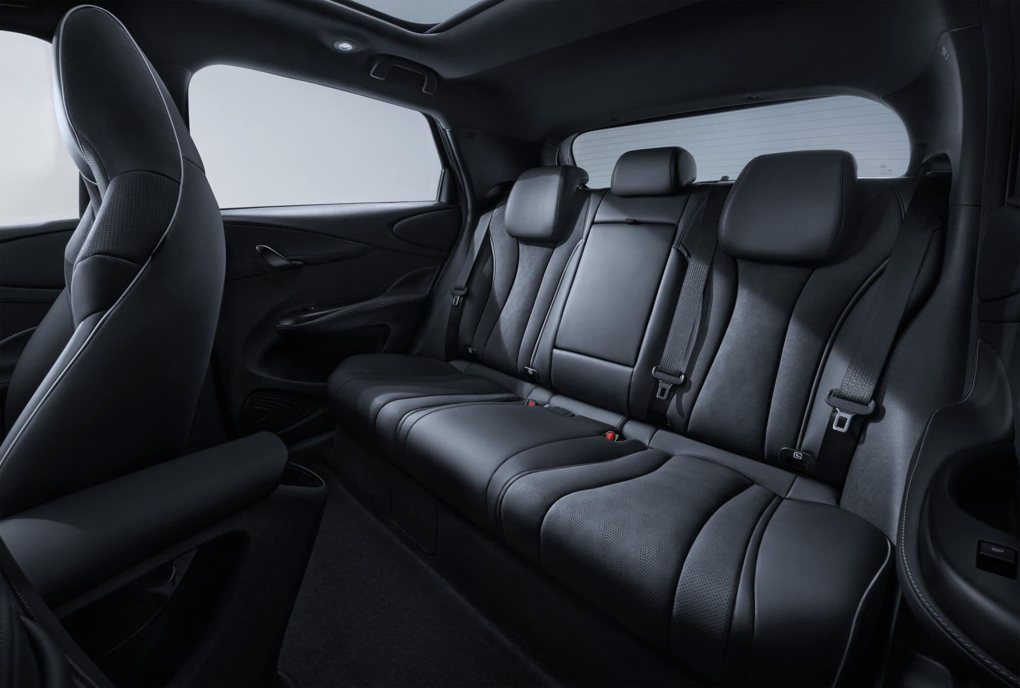 Không gian nội thất BYD Dolphin màu đen rộng rãi cho xe điện đô thị