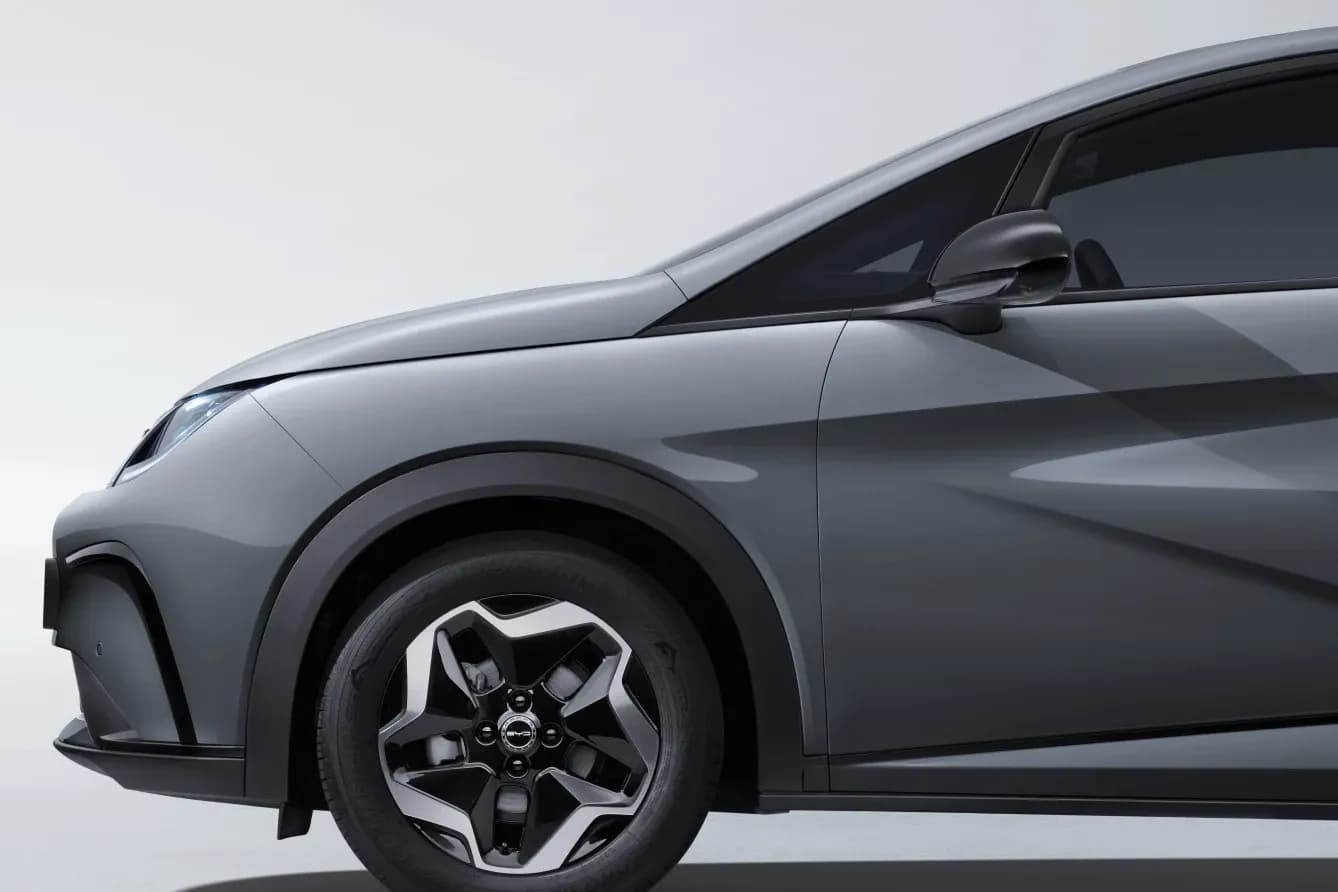 Vô lăng tích hợp phím điều khiển trên BYD Dolphin