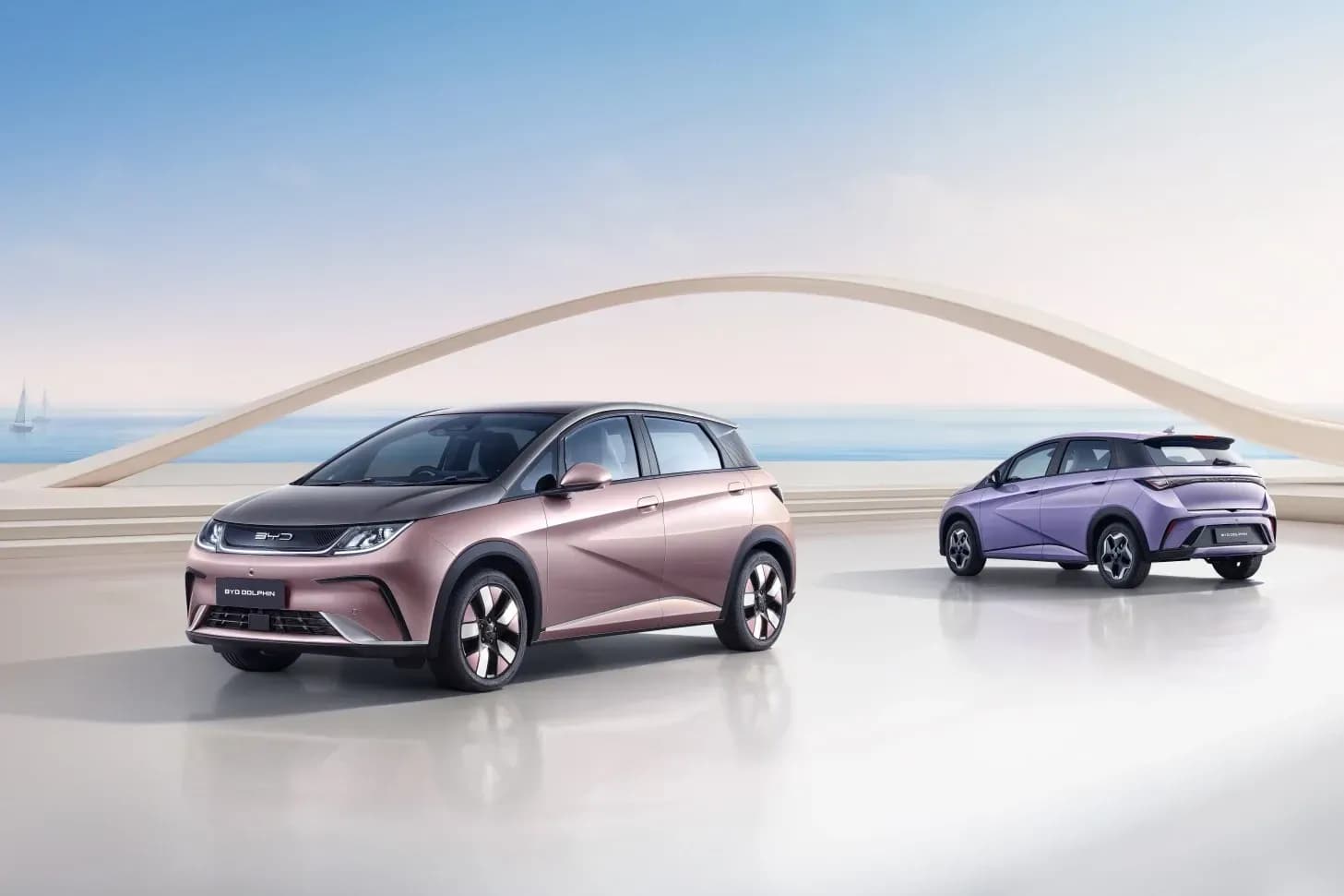 Góc nhìn ngang thân xe hatchback điện BYD Dolphin