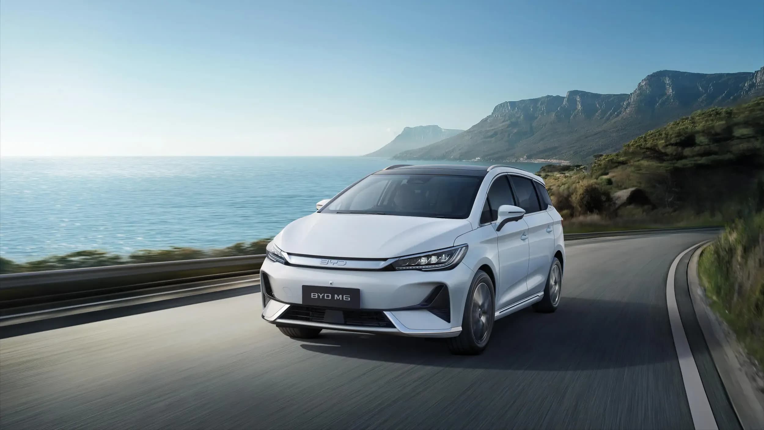 BYD M6 nhìn ngang với kiểu dáng MPV điện rộng rãi cho gia đình