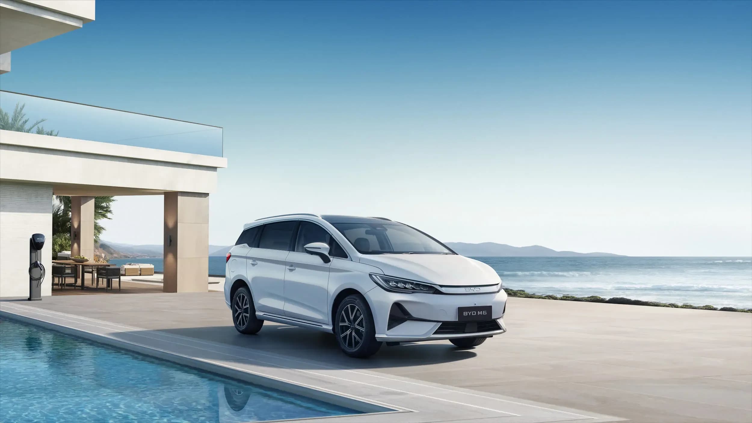 BYD M6 ngoại thất phía sau với thiết kế hiện đại và thực dụng