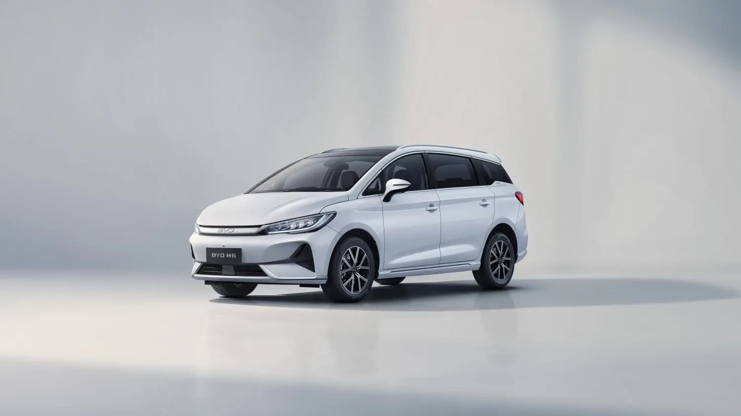 BYD M6 hỗ trợ sạc điện tiện lợi cho nhu cầu di chuyển hằng ngày